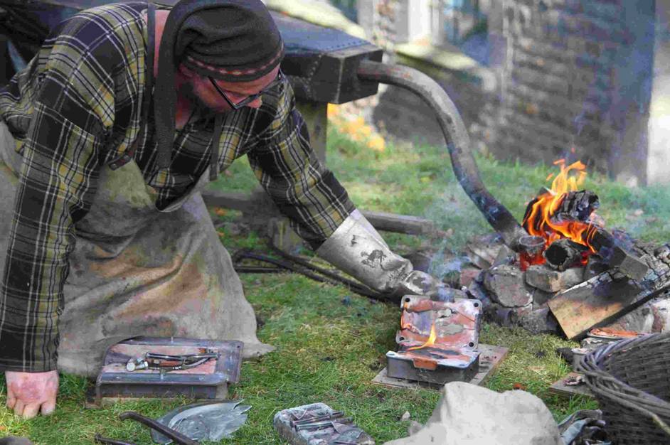 Fossi der Gabelkönig - Bronzeguss Handwerk